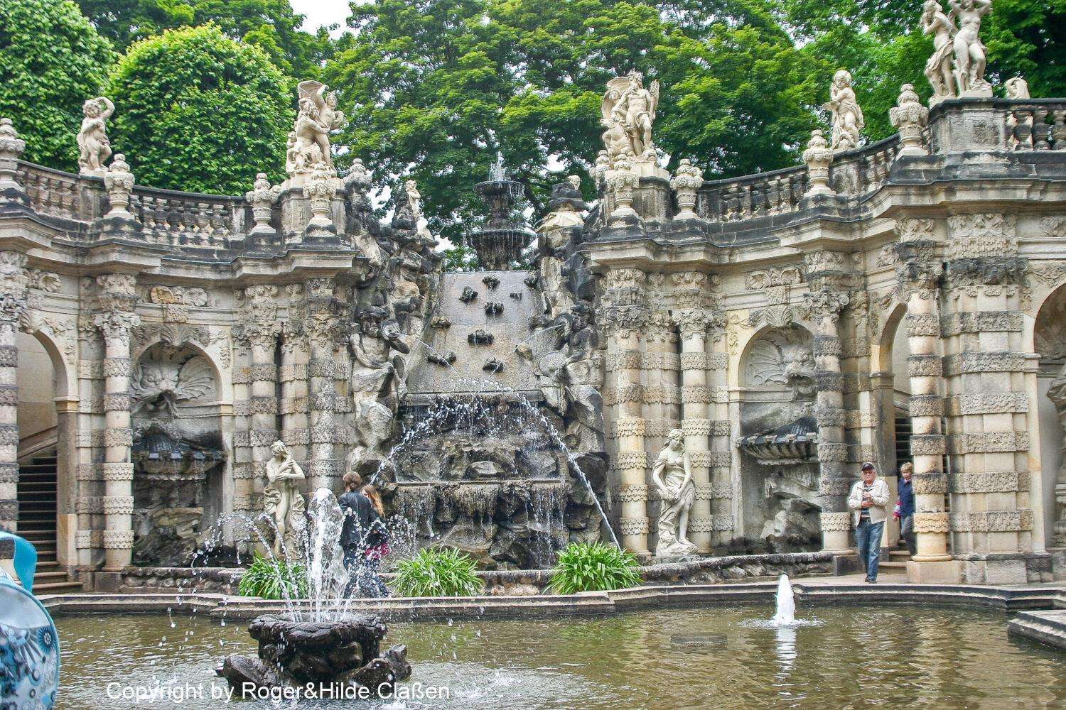 Hochzeitsreise nach Rügen 114 Der Dresdner Zwinger. 1709 entstand er im Auftrag Kurfürst Friedrich August I. (August der Starke) von als Orangerie und Garten. Auch wurde er für Feste und Empfänge genutzt. Die Bezeichnung „Zwinger“ hat diese Anlage nie erfüllt, da ein Zwinger ein Teil einer Befestigungsanlage ist. Als Zwinger wird ein Wassergraben vor oder hinter einer Befestigungsmauer bezeichnet. Hier hatte der Zwinger nur eine dekorative Funktion.