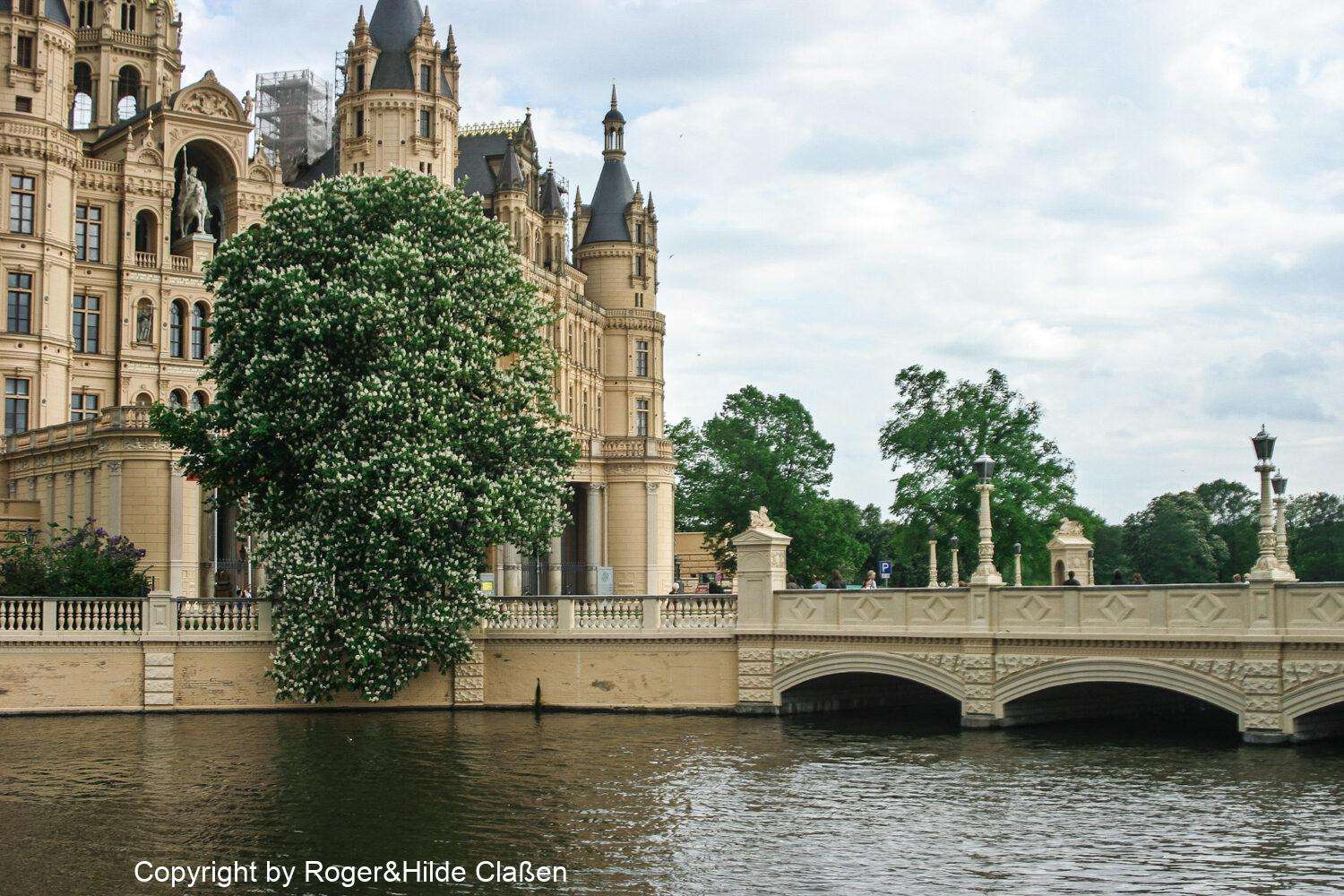 Hochzeitsreise nach Rügen 84 Die Brücke zum Schweriner Schloss