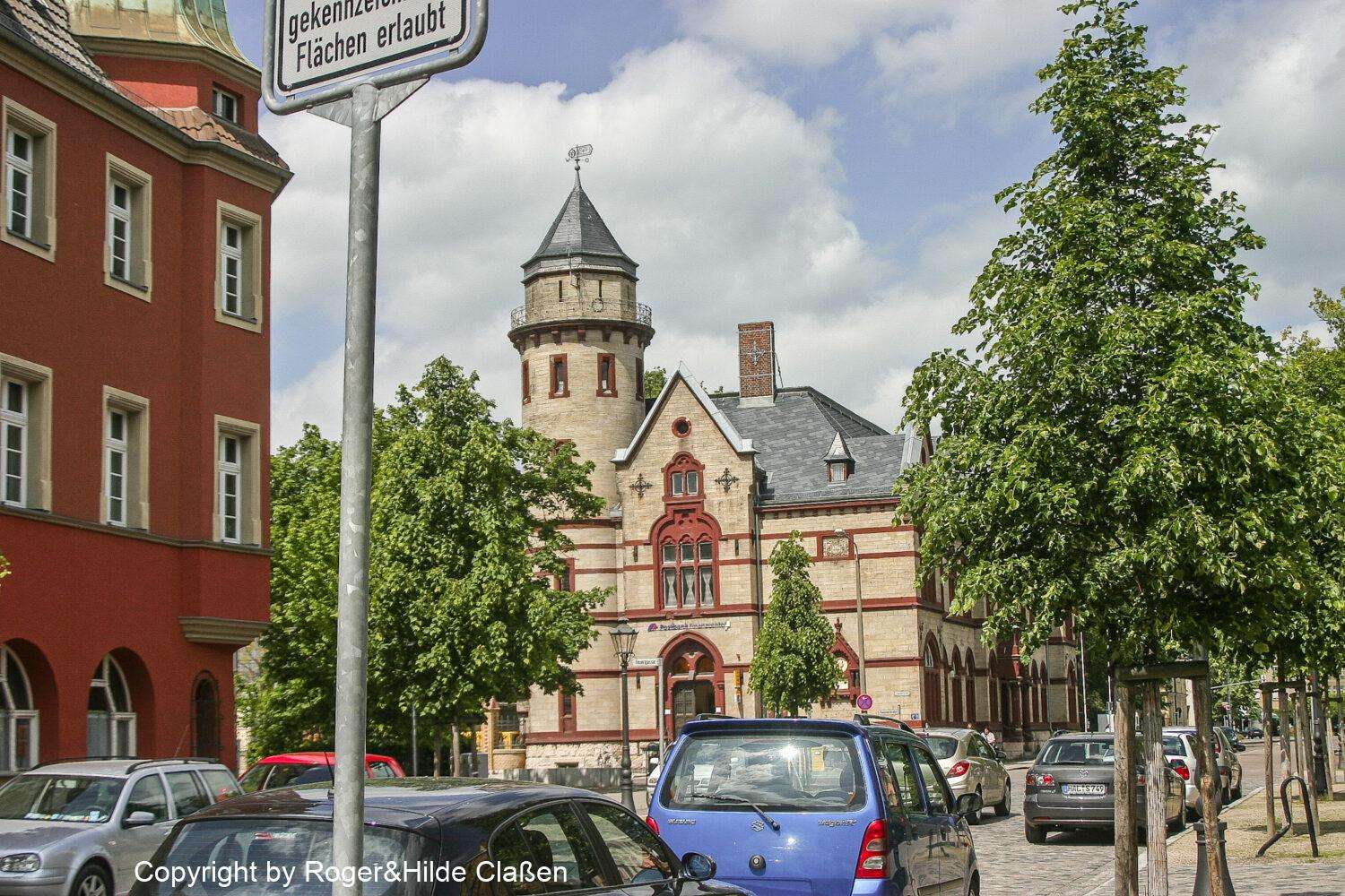 Das Hauptpostamt der Stadt Wittenberg. Dieses beeindruckende Bauwerk wurde 1893 im Stil des Historismus geschaffen. Am Gebäude befindet sich eine Tafel zum Gedenken an den Physikers Wilhelm Weber, der 1804 in Wittenberg geboren wurde.