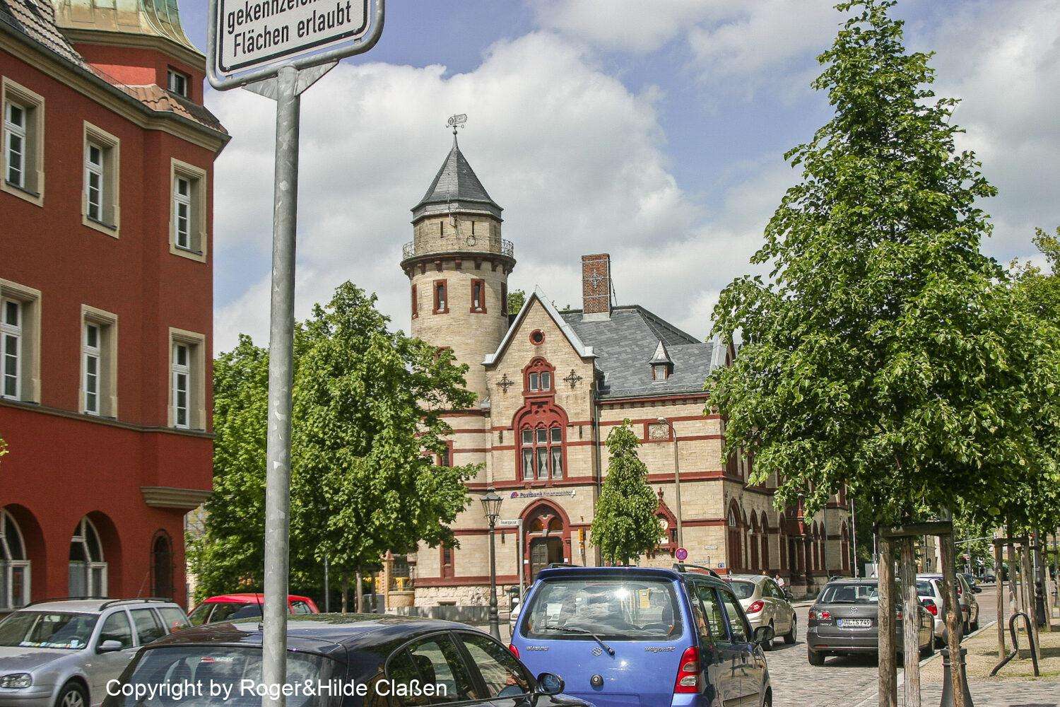 Hochzeitsreise nach Rügen 107 Das Hauptpostamt der Stadt Wittenberg. Dieses beeindruckende Bauwerk wurde 1893 im Stil des Historismus geschaffen. Am Gebäude befindet sich eine Tafel zum Gedenken an den Physikers Wilhelm Weber, der 1804 in Wittenberg geboren wurde.