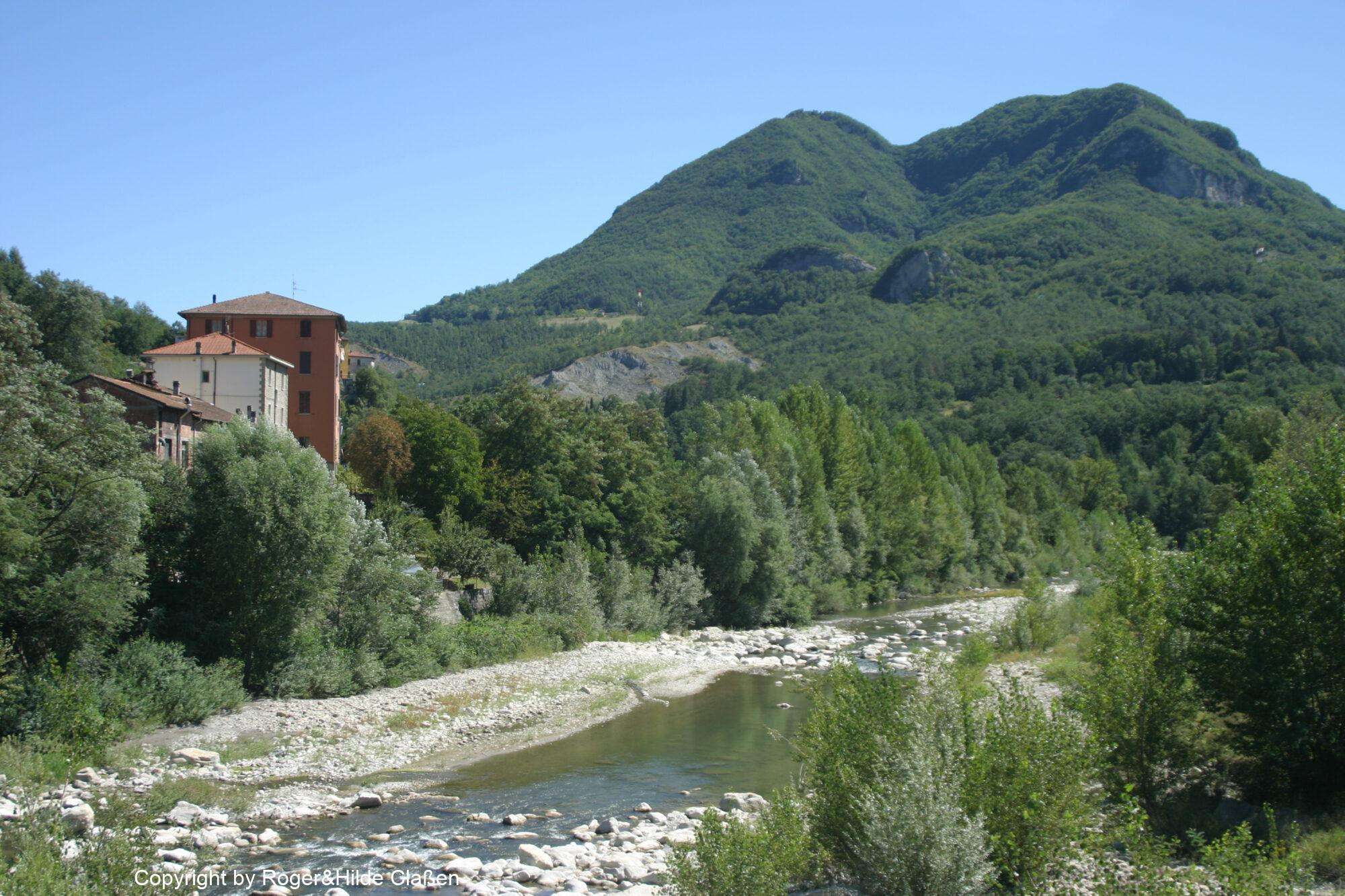 Der Berg Montovolo in der Provinz Bologna. Der Fluss im Vordergrund ist der Reno. Er gehört zum Provinzpark von Montovolo-Vigese.