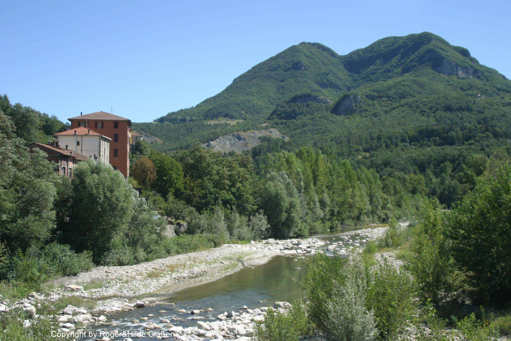 2010. Die Toskana 37 Der Berg Montovolo in der Provinz Bologna. Der Fluss im Vordergrund ist der Reno. Er gehört zum Provinzpark von Montovolo-Vigese.