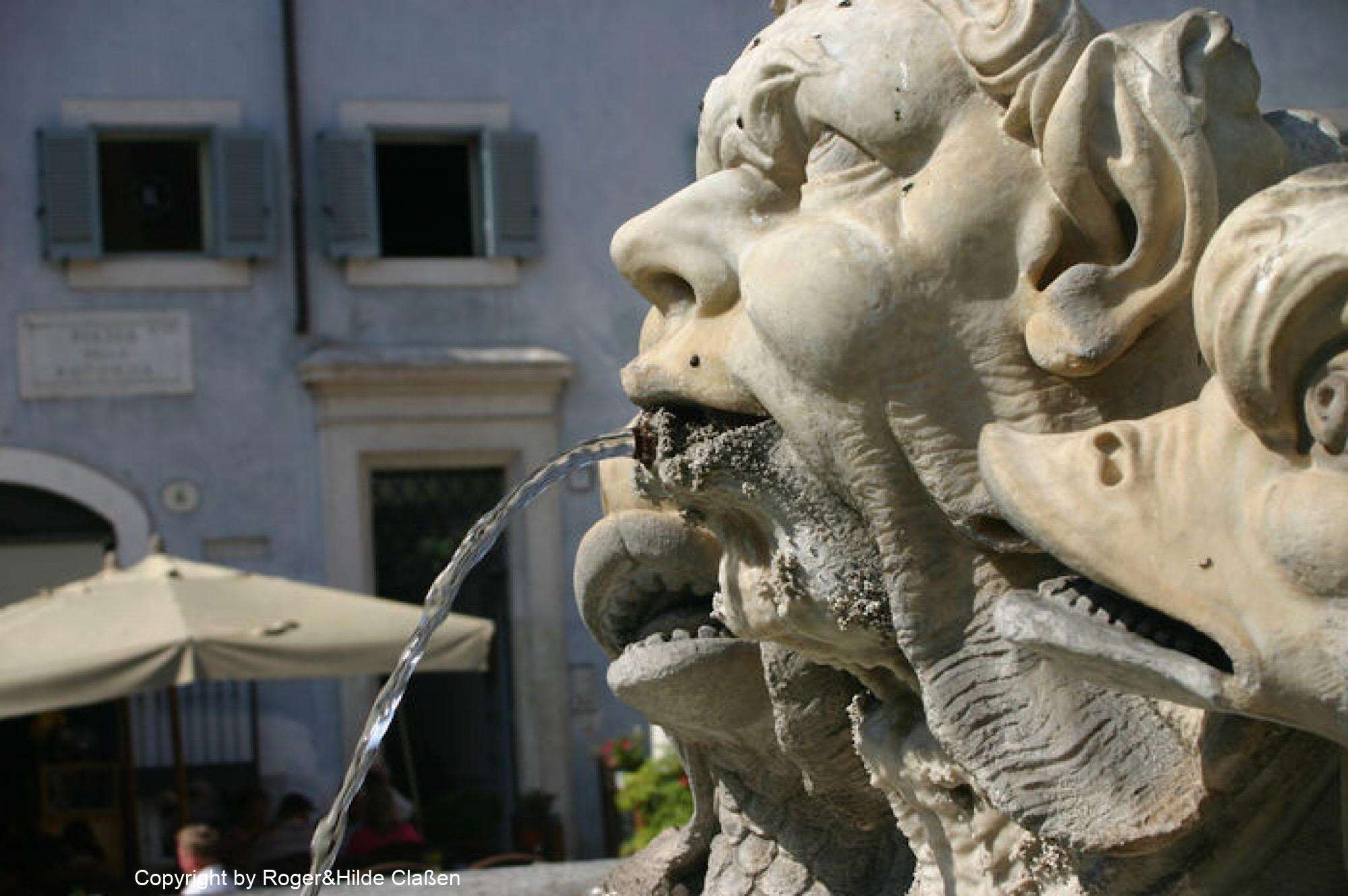 Ein Wasserspeier am Trevibrunnen von Rom