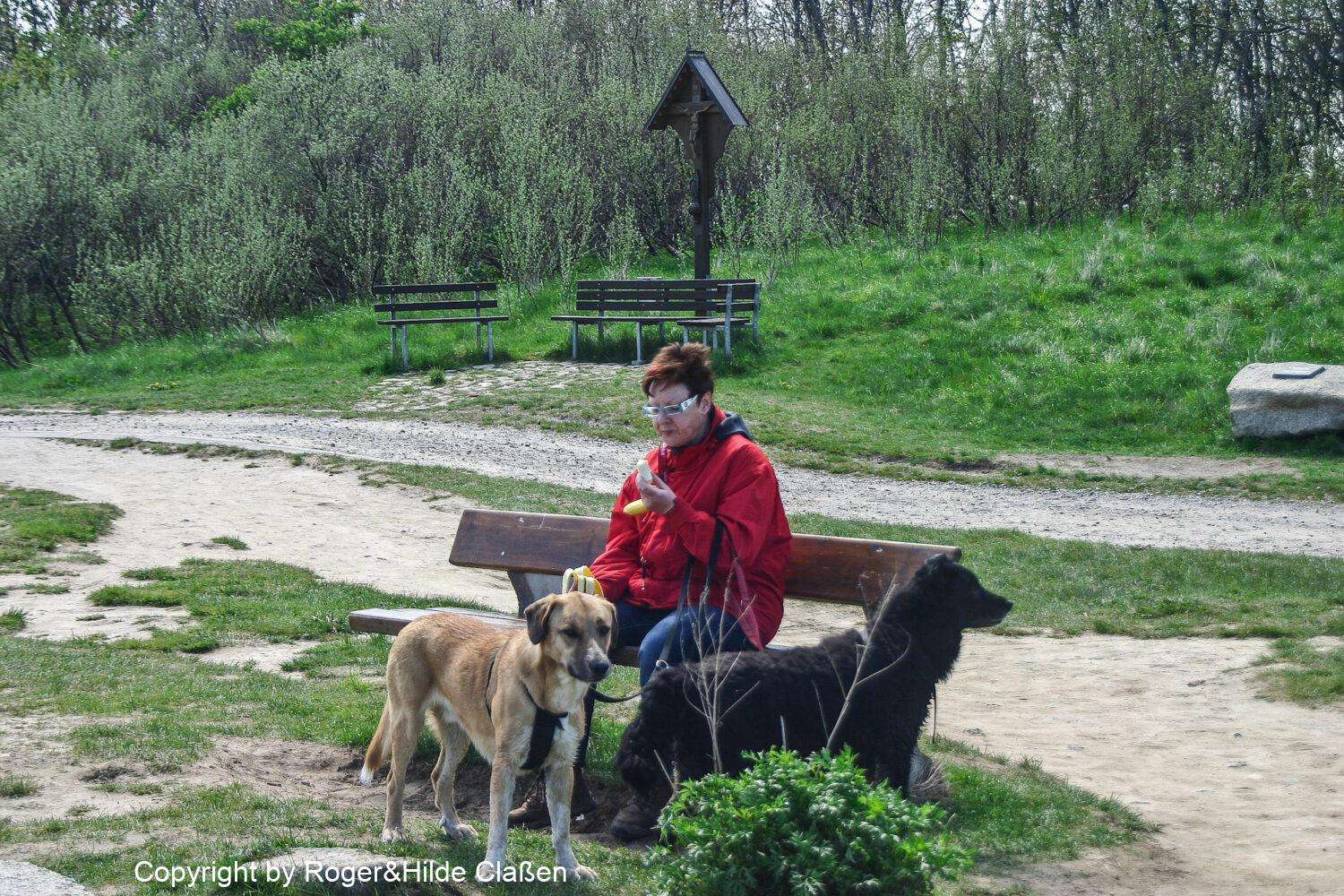 Hochzeitsreise nach Rügen 45 Kleine Pause. Hilde, Maiki und Lucky auf dem Weg über die Klippen zum Kap Arkona