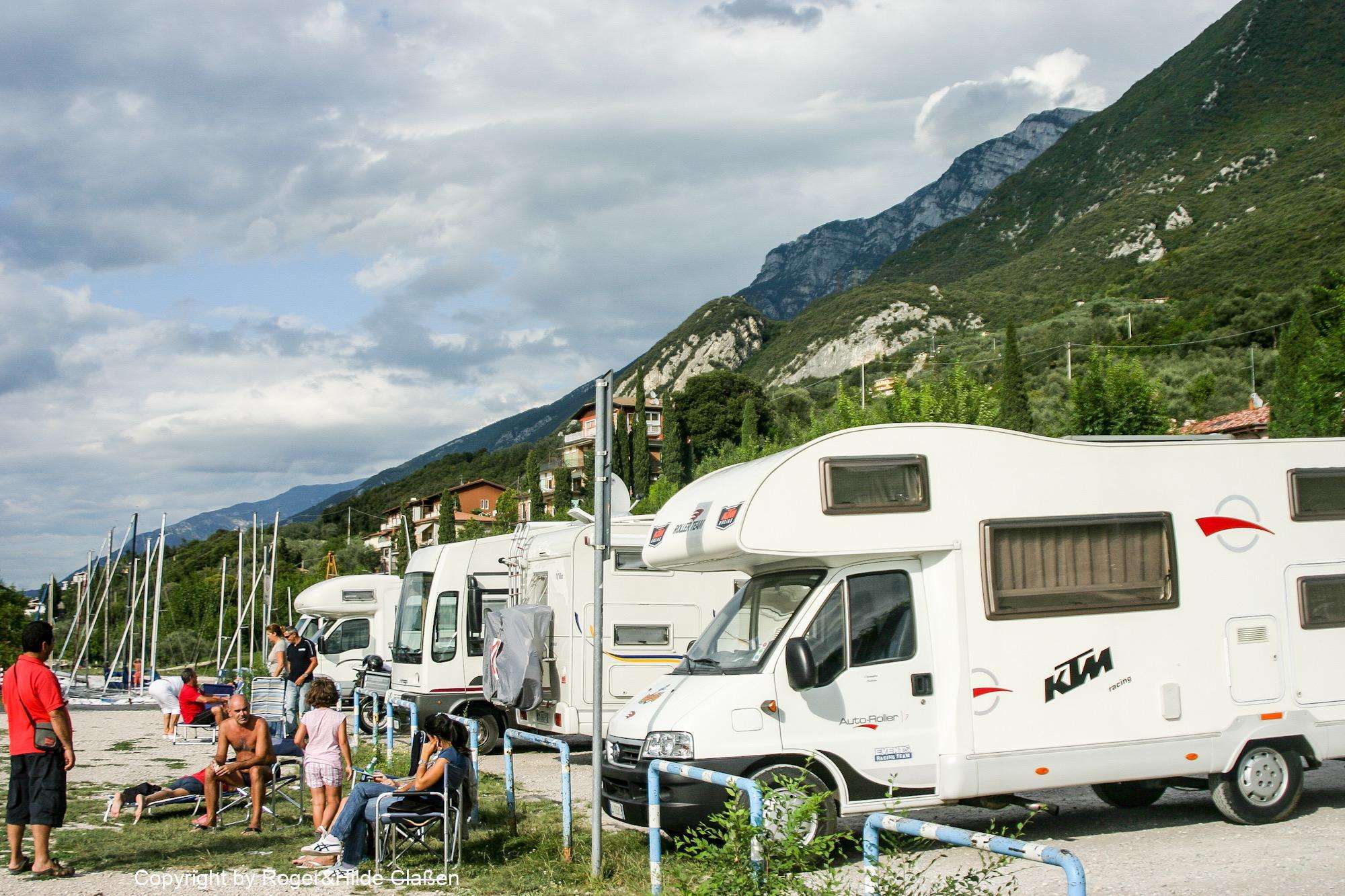 2010. Die Toskana 23 Wohnmobilstellplatz in der Nähe von Garda direkt am See. Vollkommen überfüllt.