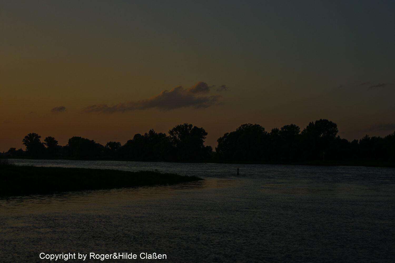 Hochzeitsreise nach Rügen 93 Es wird Nacht an der Elbe. Der Blick aus unserem Wohnmobil auf die Elbe.