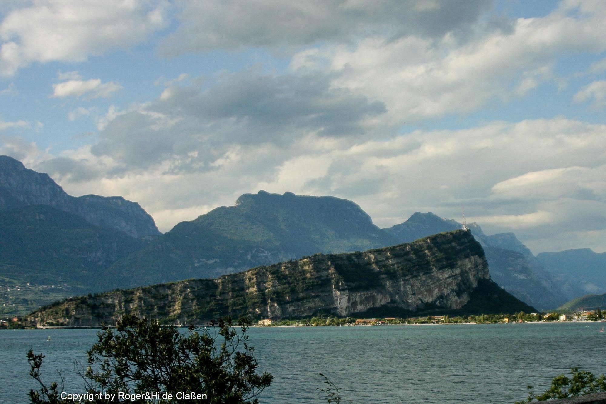 2010. Die Toskana 26 Berg im Gardasee vor Riva del Garda