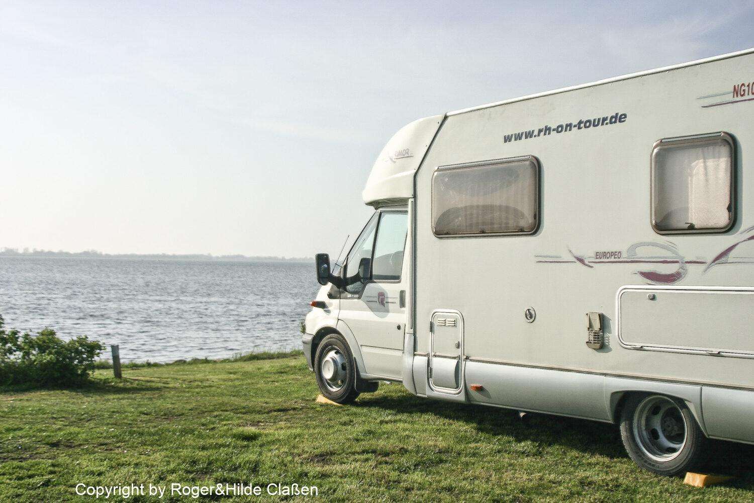 Hochzeitsreise nach Rügen 66 Auf dem Wohnmobilstellplatz in Seehof mit Blick auf die Insel Hiddensee