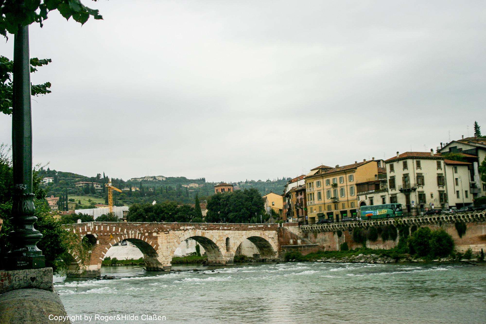 Ponte Pietra ist eine Bogenbrücke in Verona