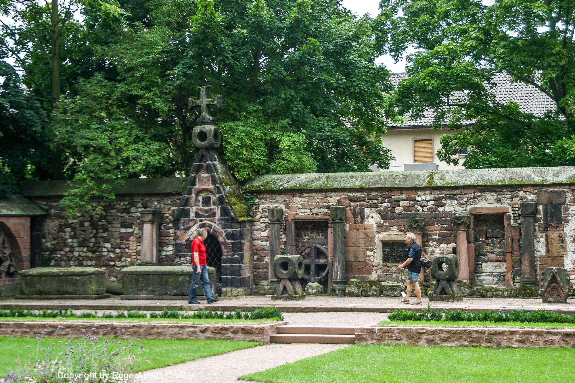 2010. Wochenende in Ladenburg 17 Der Garten des Doms Sankt Peter in Worms mit den Sarkophagen der Salier