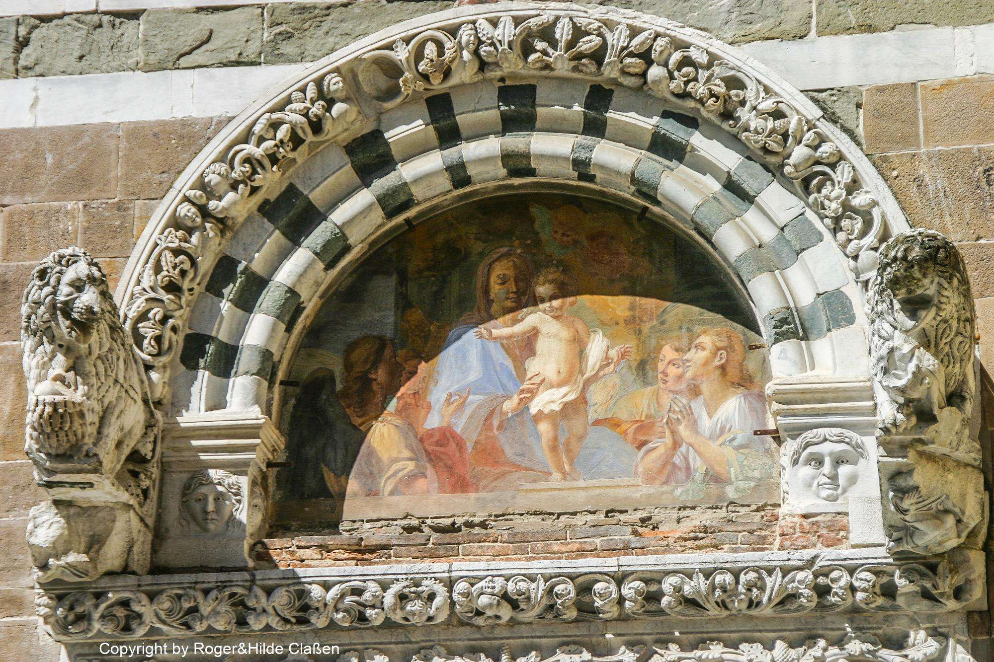 Das Relief über dem Portal Kirche San Giusto. Ein fast identisches Relief findet man auch am Portal des Markusdom in Venedig.