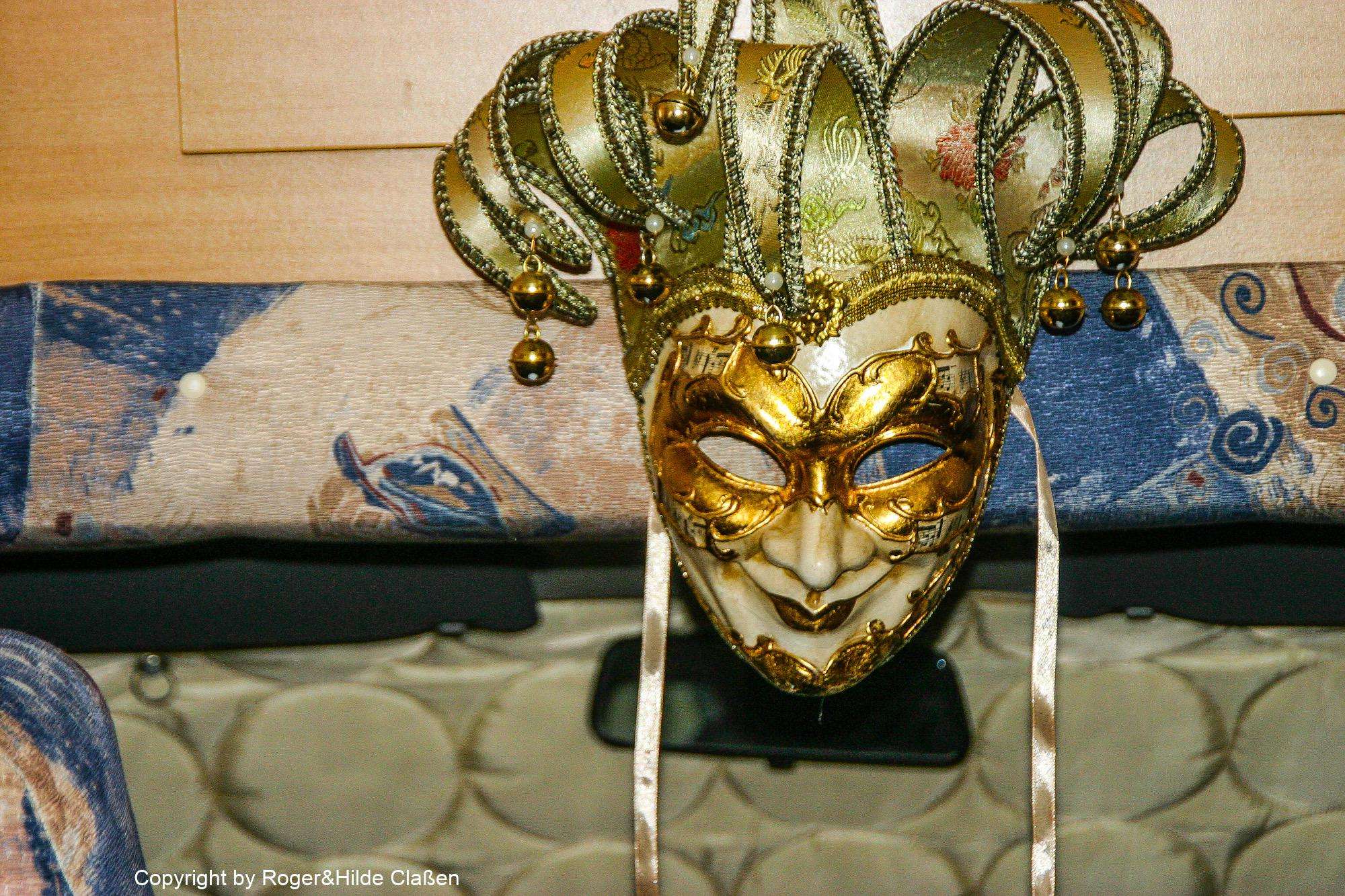 2010. Die Toskana 99 Auf dem Markt von Verona erstanden wir diese Maske. Seitdem hängt sie in unserem Wohnzimmer an der Wand. Es ist eine wunderbare Erinnerung an diese Tour
