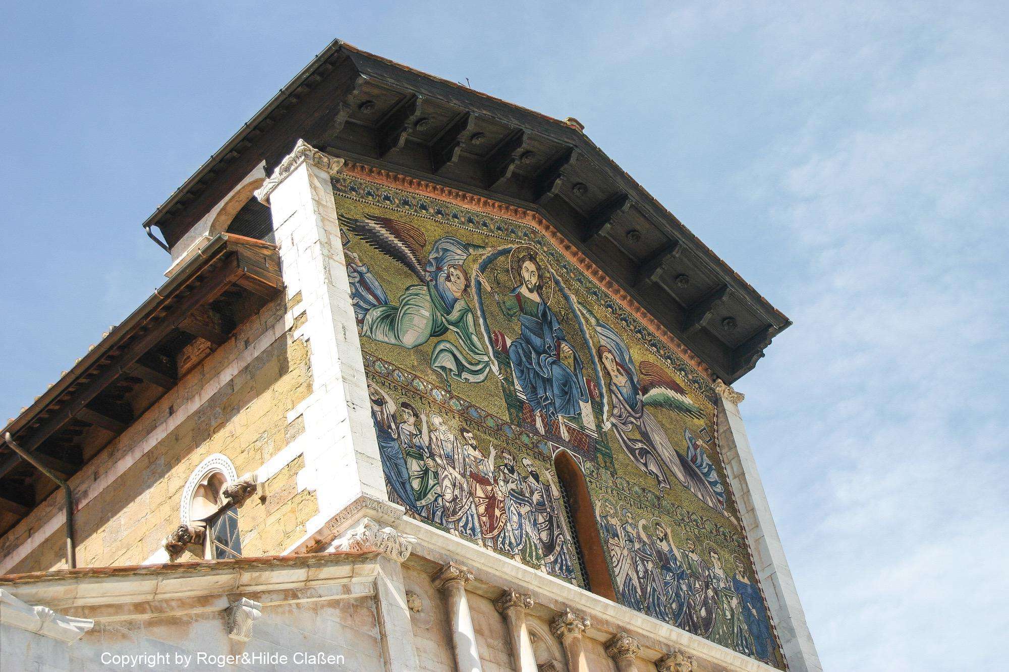 Dieses wunderbare Mosaik befindet sich an der Vorderseite der Basilika San Frediano in Lucca