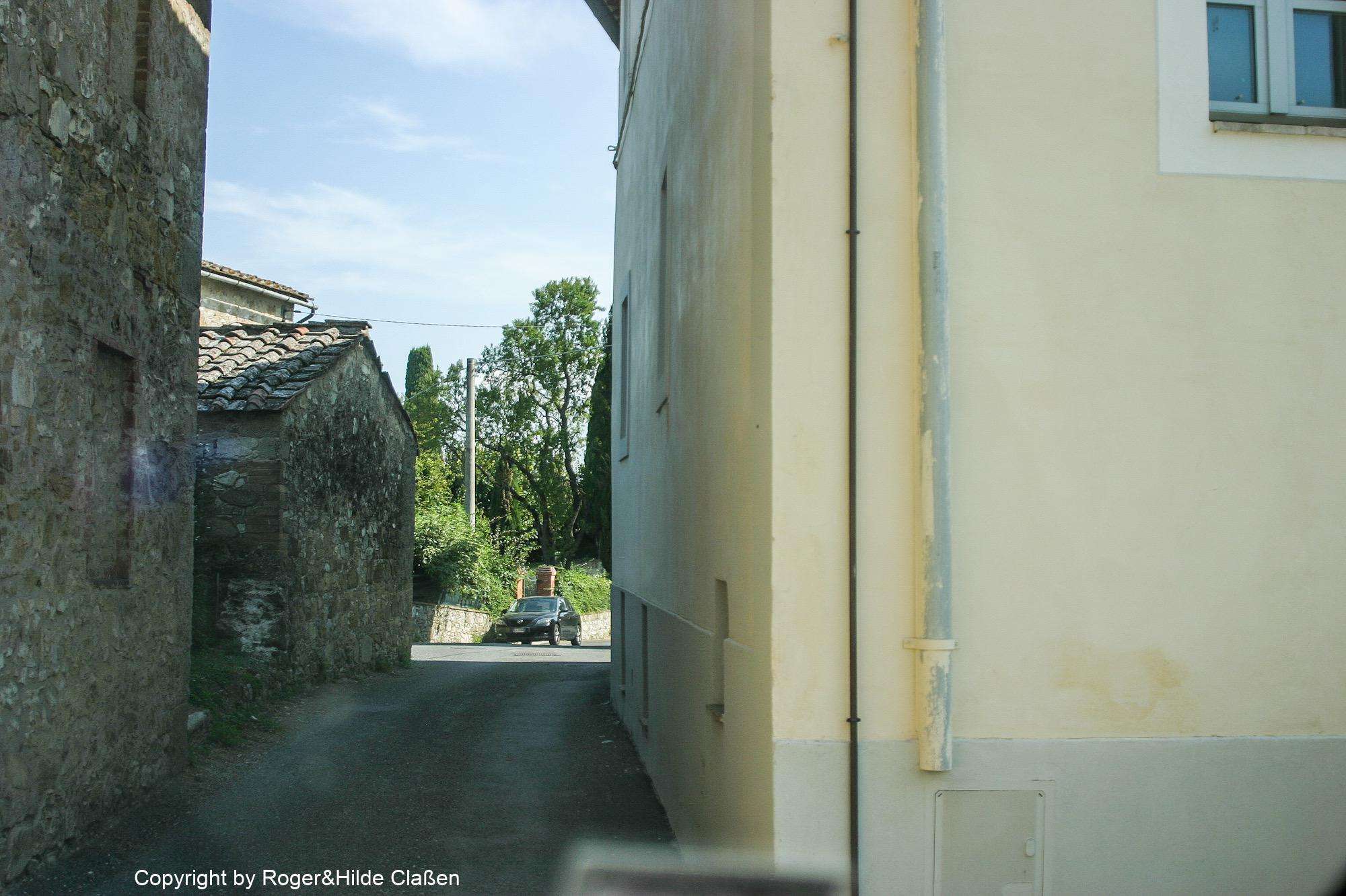 2010. Die Toskana 77 Collalto. Das ist eine Straße. Passen wir mit dem Wohnmobil dort hindurch? Ja, ganz knapp.