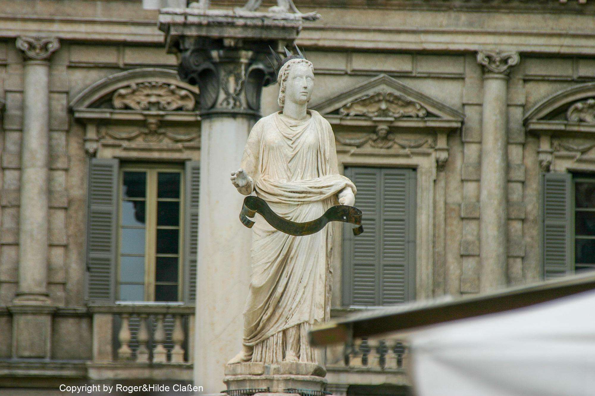 Statue der Madonna in Verona auf dem Platz Piazza delle Erbe