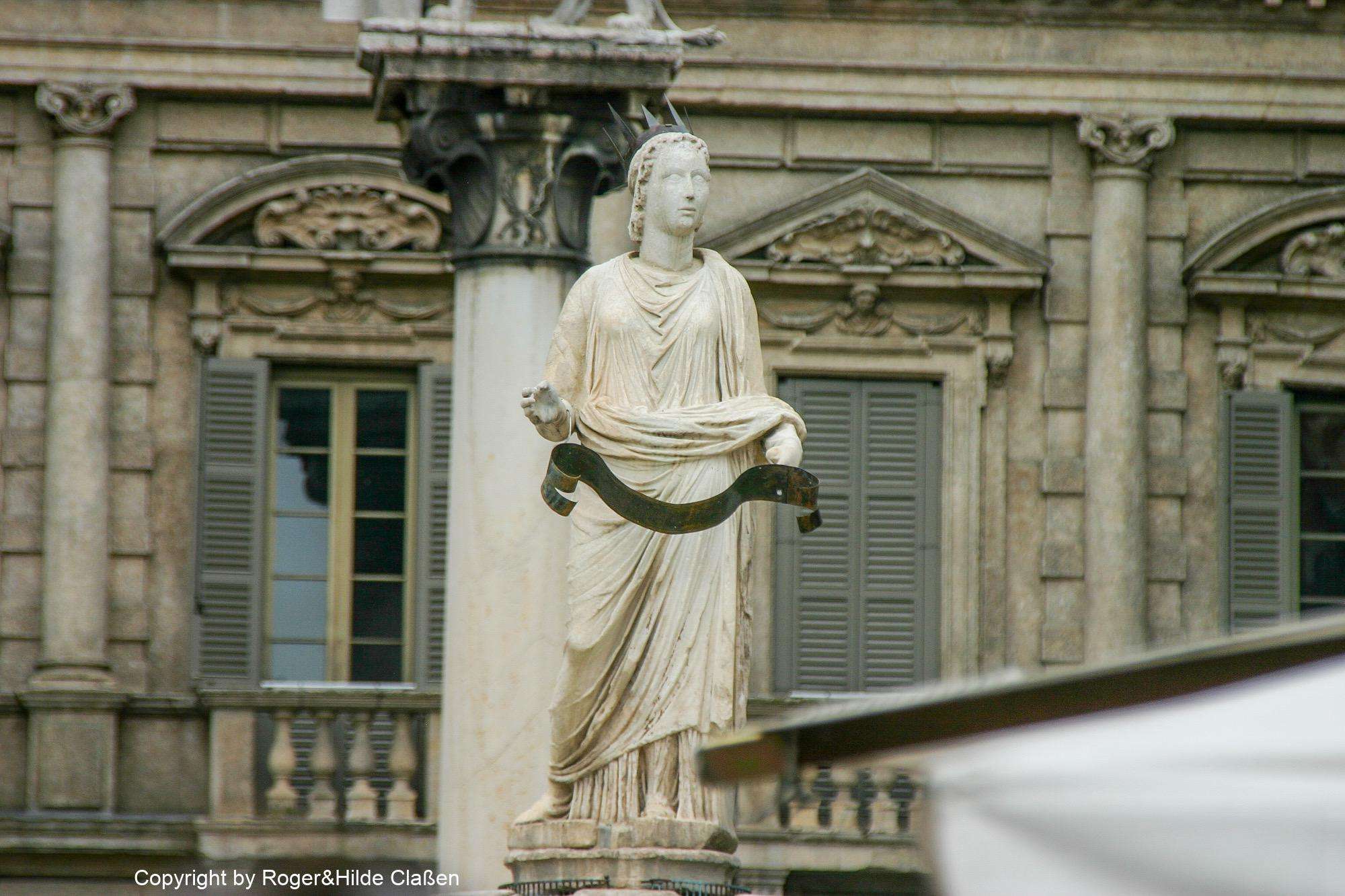 2010. Die Toskana 101 Statue der Madonna in Verona auf dem Platz Piazza delle Erbe
