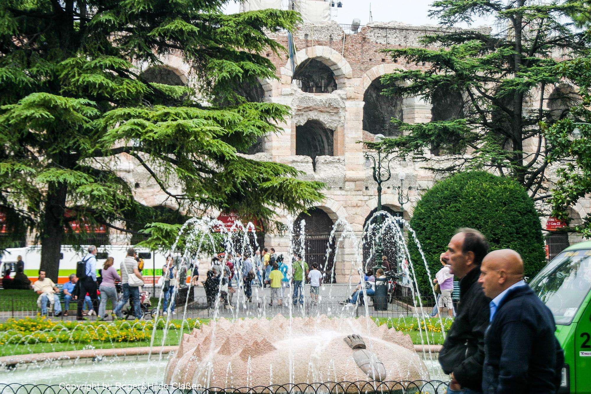 2010. Die Toskana 104 Brunnen vor der Arena von Verona