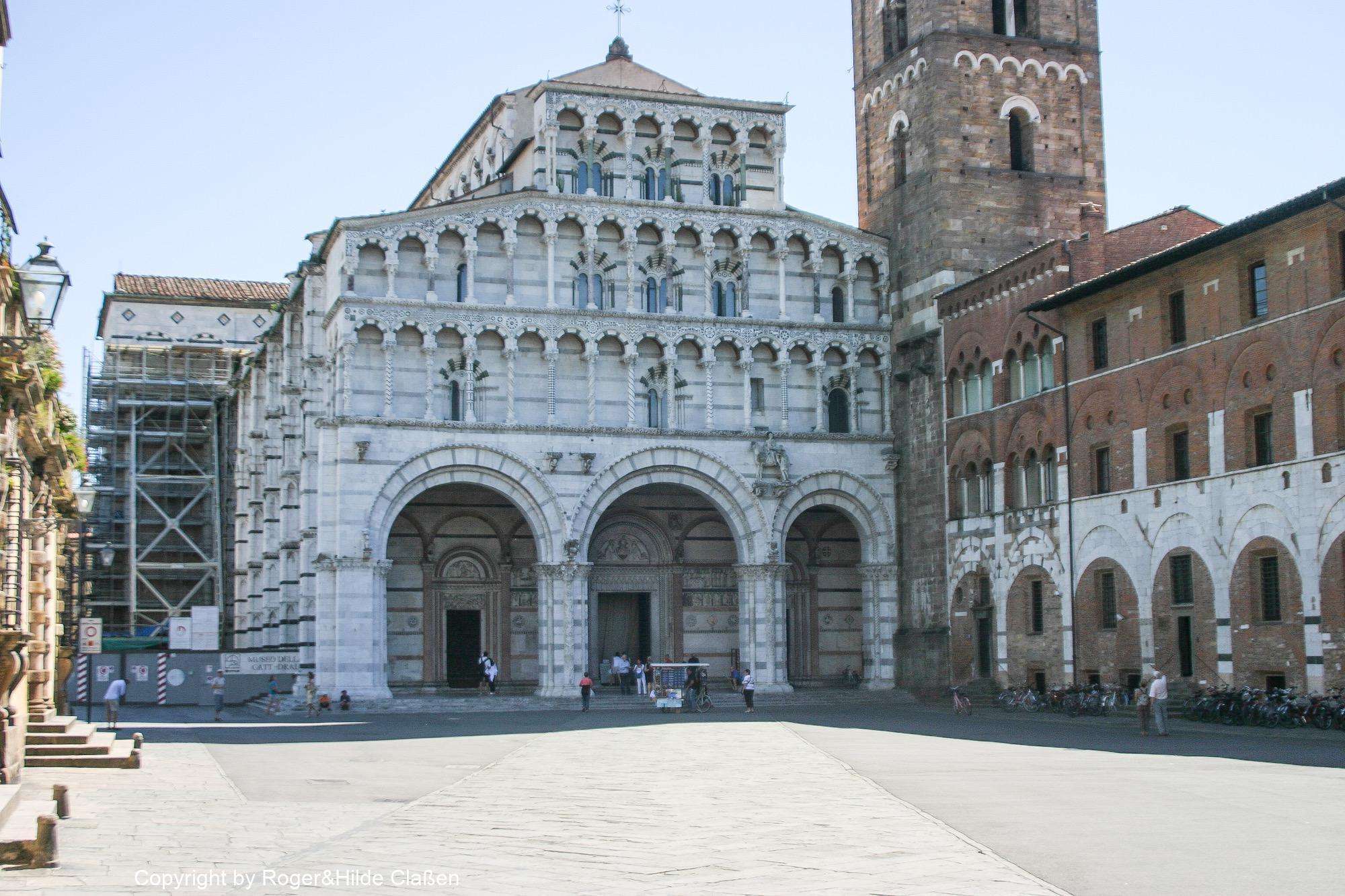 Die Kathedrale San Martino in Lucca. Diese Kathedrale wurde am Ende des 12. Jahrhunderts erbaut. (1196–1204) und ist heute noch die Kathedrale des Erzbistums Lucca. Der Besucher findet sie in der Nähe der südlichen Stadtmauer (Domplatz)