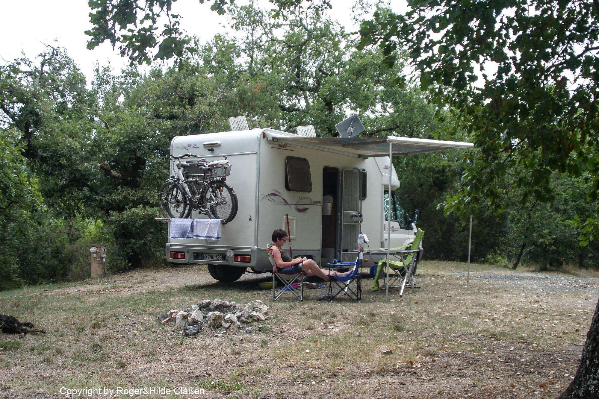 2010. Die Toskana 85 Das ist mal ein Wohnmobilstellplatz. Alleine mitten in der Natur. Kein Straßenlärm. Keine feiernden Menschen. Ausser den Geräuschen der Zikaden in der Nacht ist dort nichts zu hören. Doch…. Manchmal hört man die Geräusche von Wildtieren in dem Eichenwäldchen, welcher den Wohnmobilstellplatz umgibt.