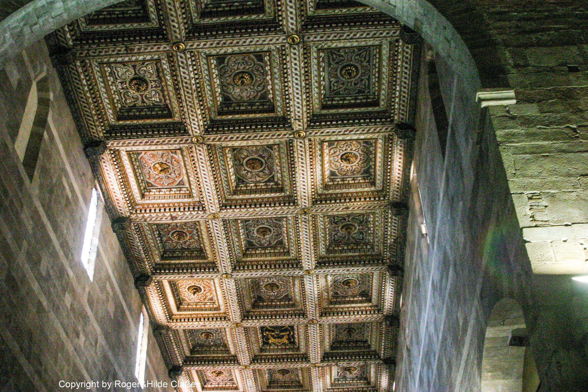 2010. Die Toskana 62 Die beeindruckende Holzdecke der Kirche Chiesa dei Santi Giovanni e Reparata in Lucca