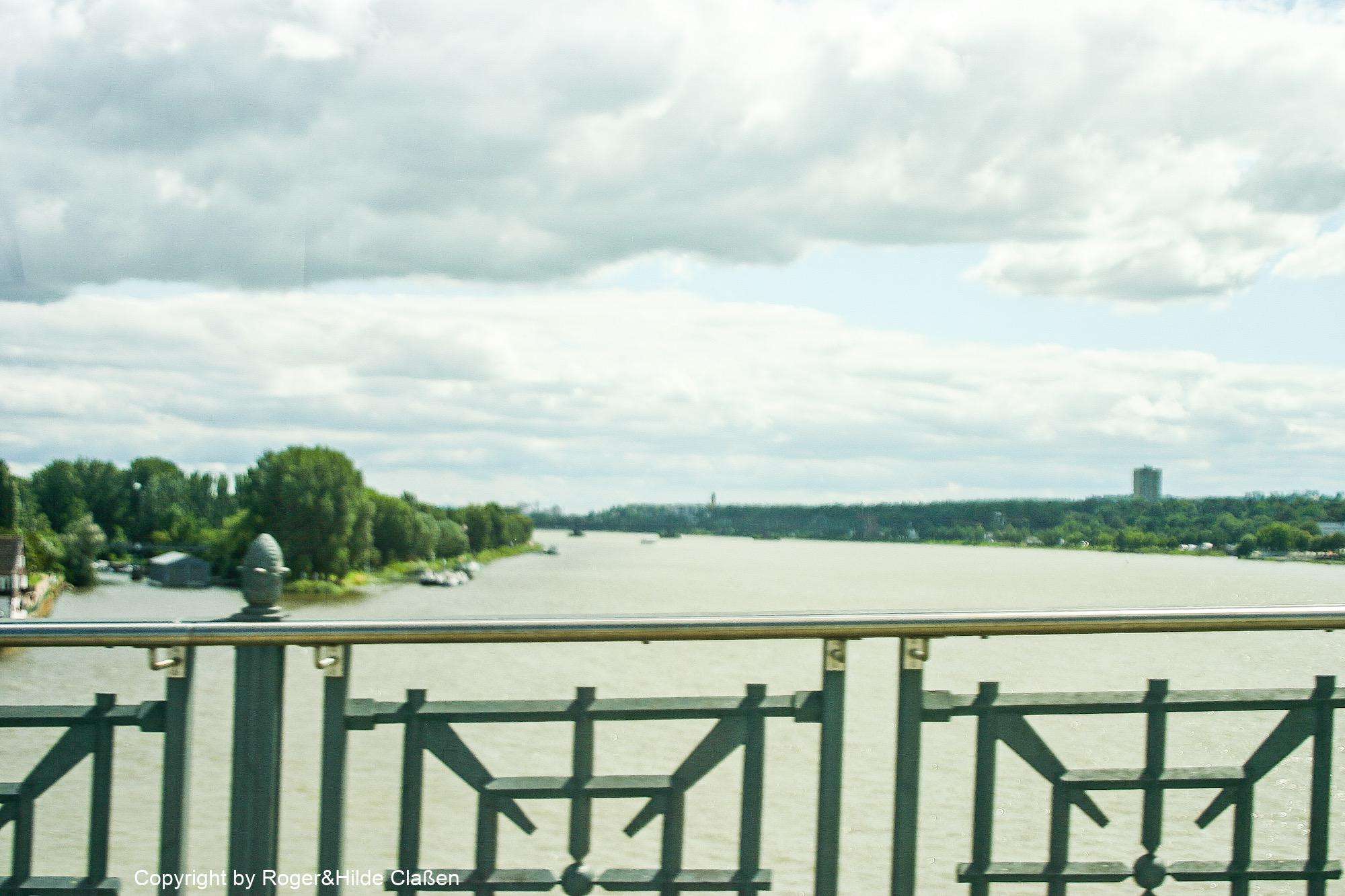 2010. Wochenende in Ladenburg 24 Wir überqueren den Rhein auf dem Nachhauseweg nach Buchholz / Rheinland Pfalz