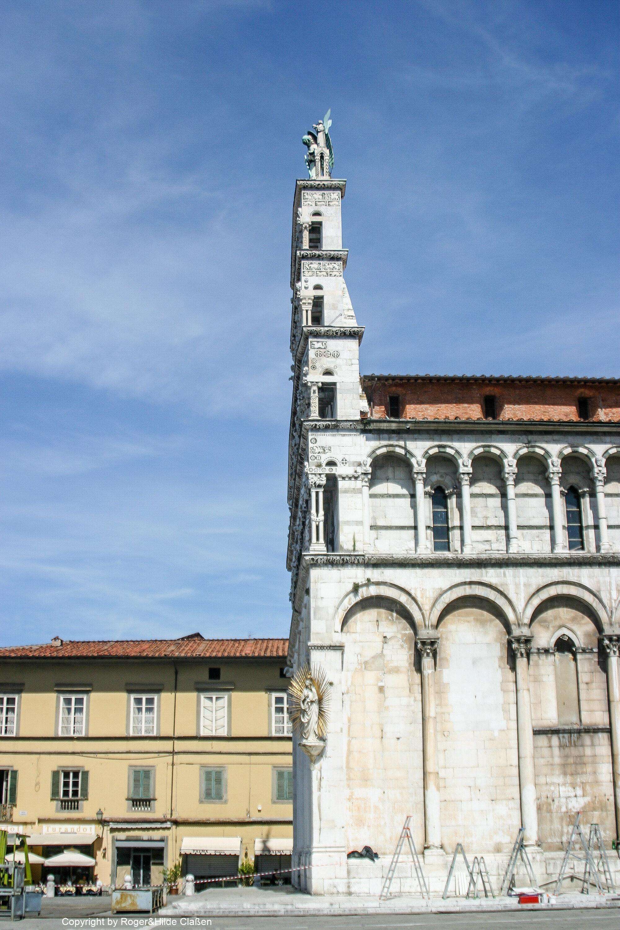 San Michele. (12.Jahrhundert) Diese Kirche zählt zu den bedeutendsten Kirchen in Lucca. Sie befindet sich auf dem alten römischen Marktplatz, dem Forum, von der Stadt