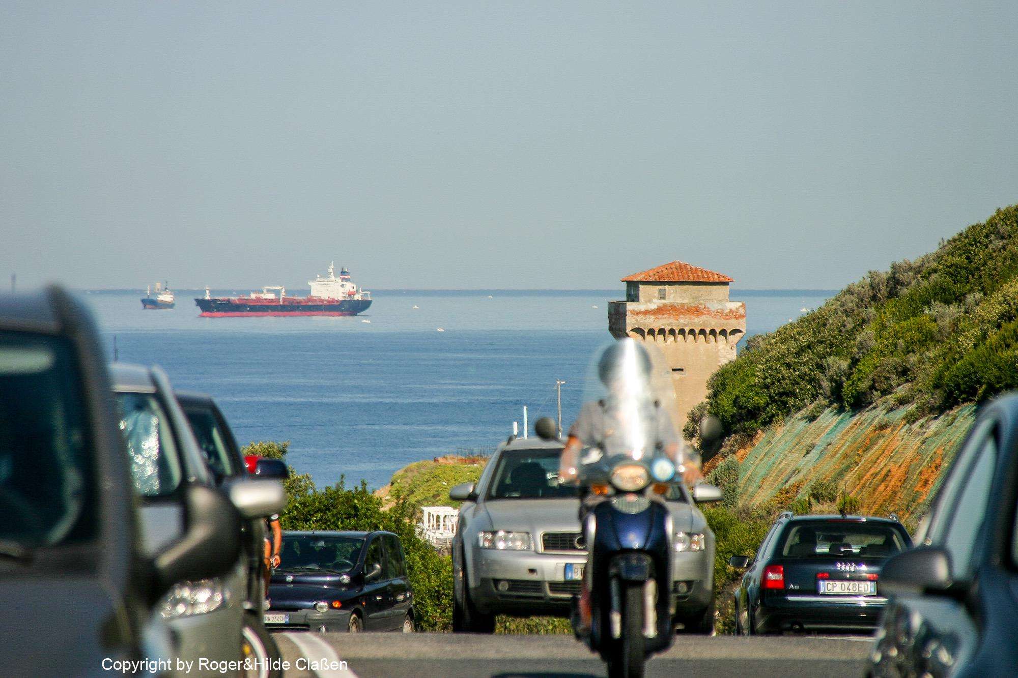 2010. Die Toskana 72 Auf dem Weg nach Livorno. Halb Italien war an diesem sonnigen Spätsommertag unterwegs.