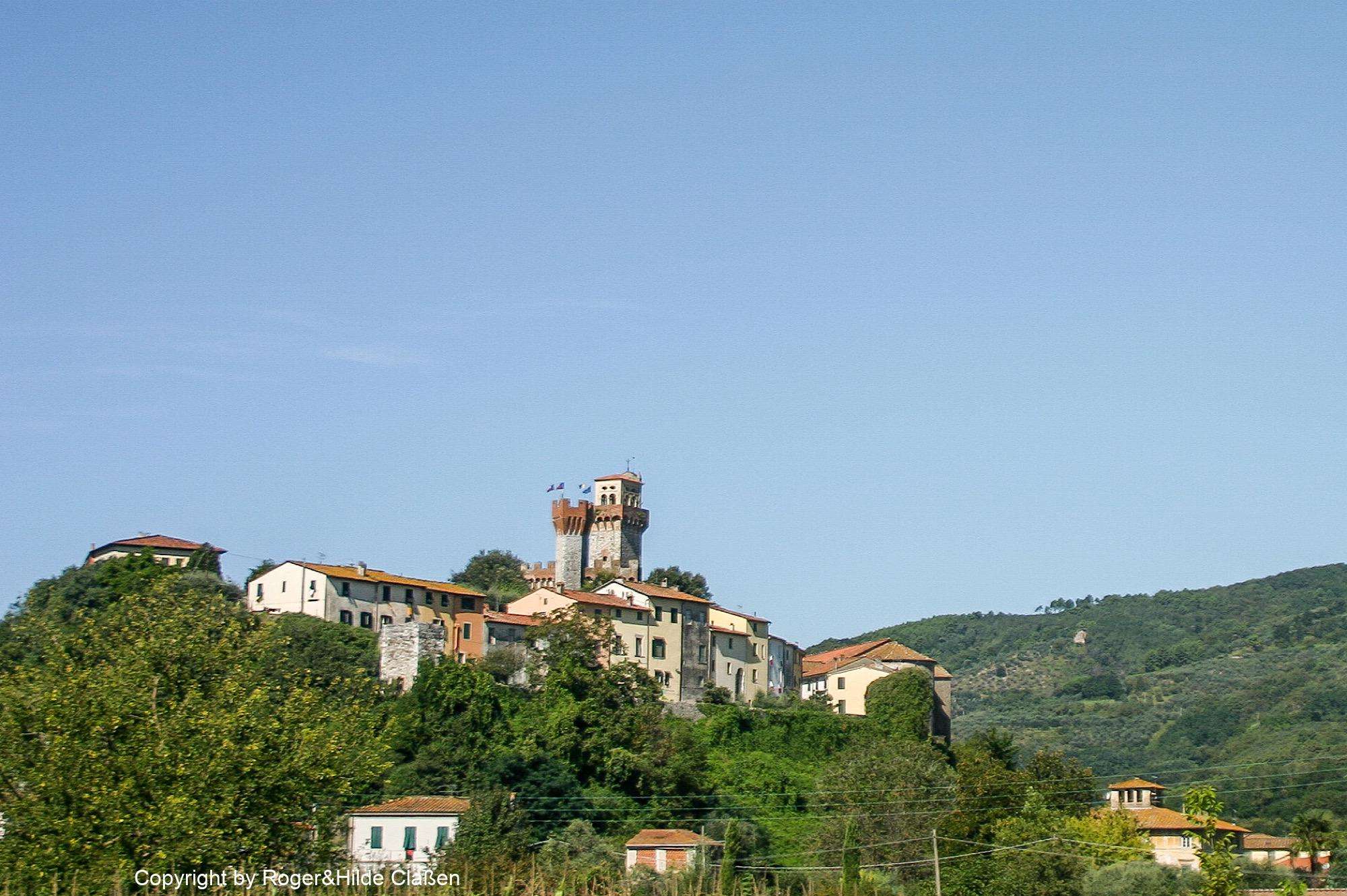 Das historische Dorf Nozzano mit der Burg „Castello Di Nozzano“ am Fluss Serchio kurz vor Lucca