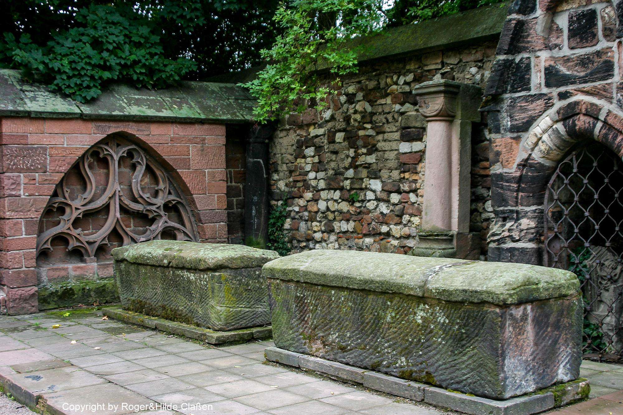 2010. Wochenende in Ladenburg 18 Dort wo die frühen Salier ruhen. Im Garten und in der Gruft unter dem Dom Sankt befinden sich die Stein-Sarkophage der frühen Herrscher, der Salier. Die Salier, ein ostfränkisches Adelsgeschlecht, herrschte im 10. bis 12. Jahrhundert über das Gebiet, wo sich heute Worms befindet. Ihr Machtbereich ging weit über diese Grenzen. Auch in Lothringen und Franken hatten sie zeitweise das Sagen.