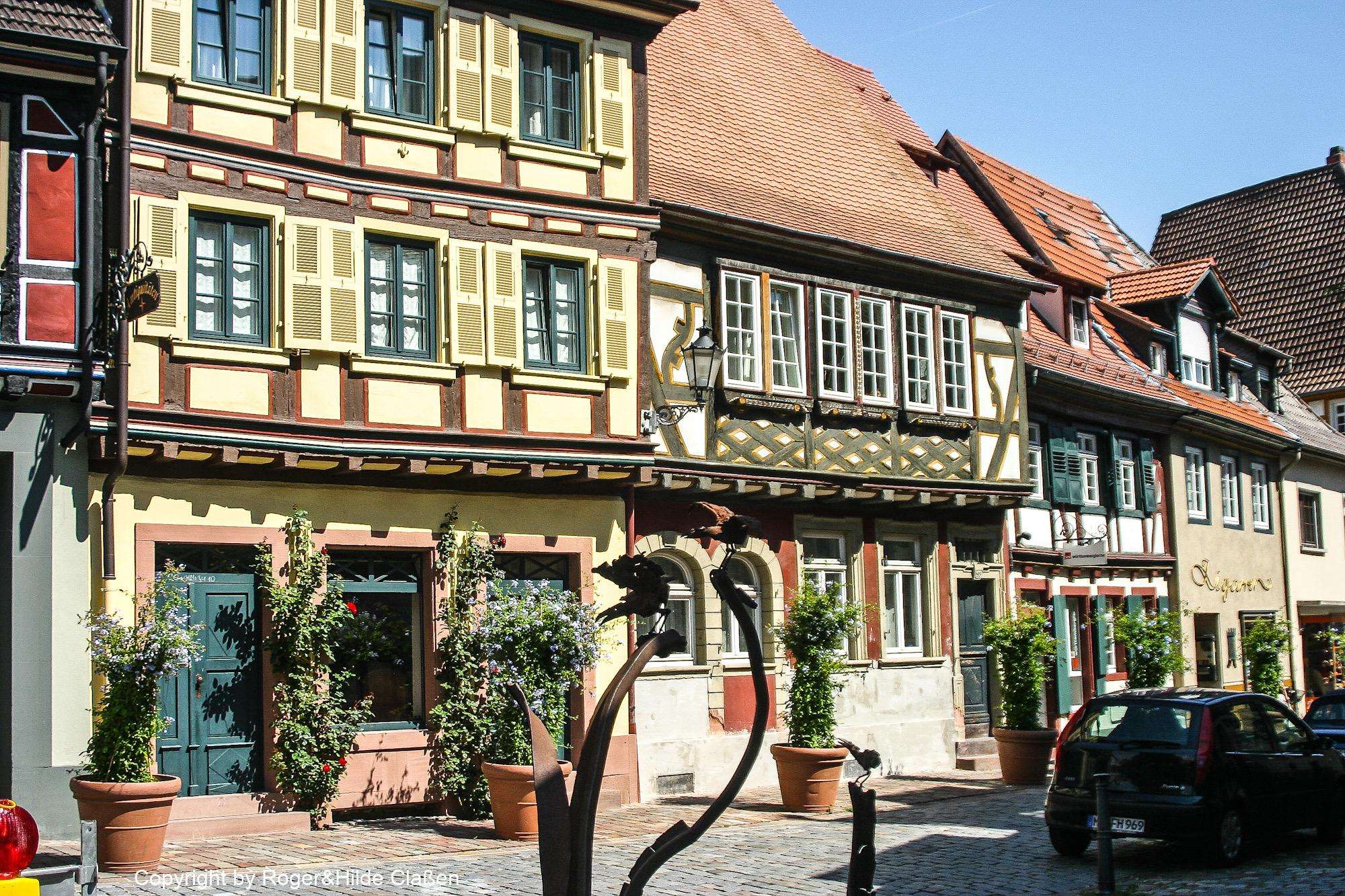 2010. Wochenende in Ladenburg 11 Dieses Gebäude, Baujahr 1598, trägt den Namen Sackpfeife und befindet sich in der Altstadt von Ladenburg. Ehemaliger Sitz der jüdischen Gemeinde, dann ein Weinlokal, dann Heimatmuseum. Aktuell ein privates Wohnhaus.