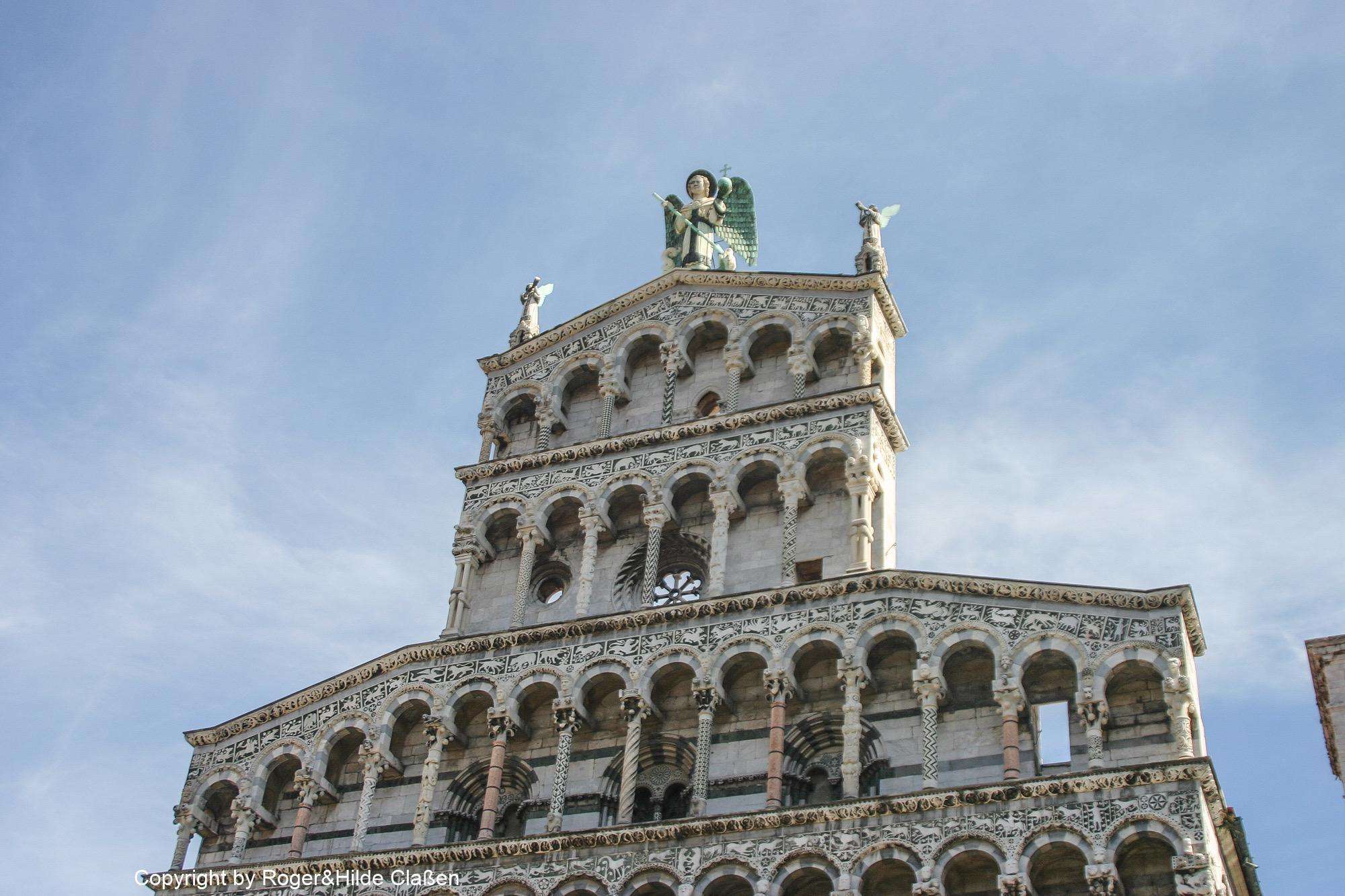 2010. Die Toskana 60 Die beeindruckende Fassade der Kirche San Michele in Lucca aus dem 12. Jahrhundert. Man kommt an dieser Kirche nicht vorbei ohne ein Foto zu machen.